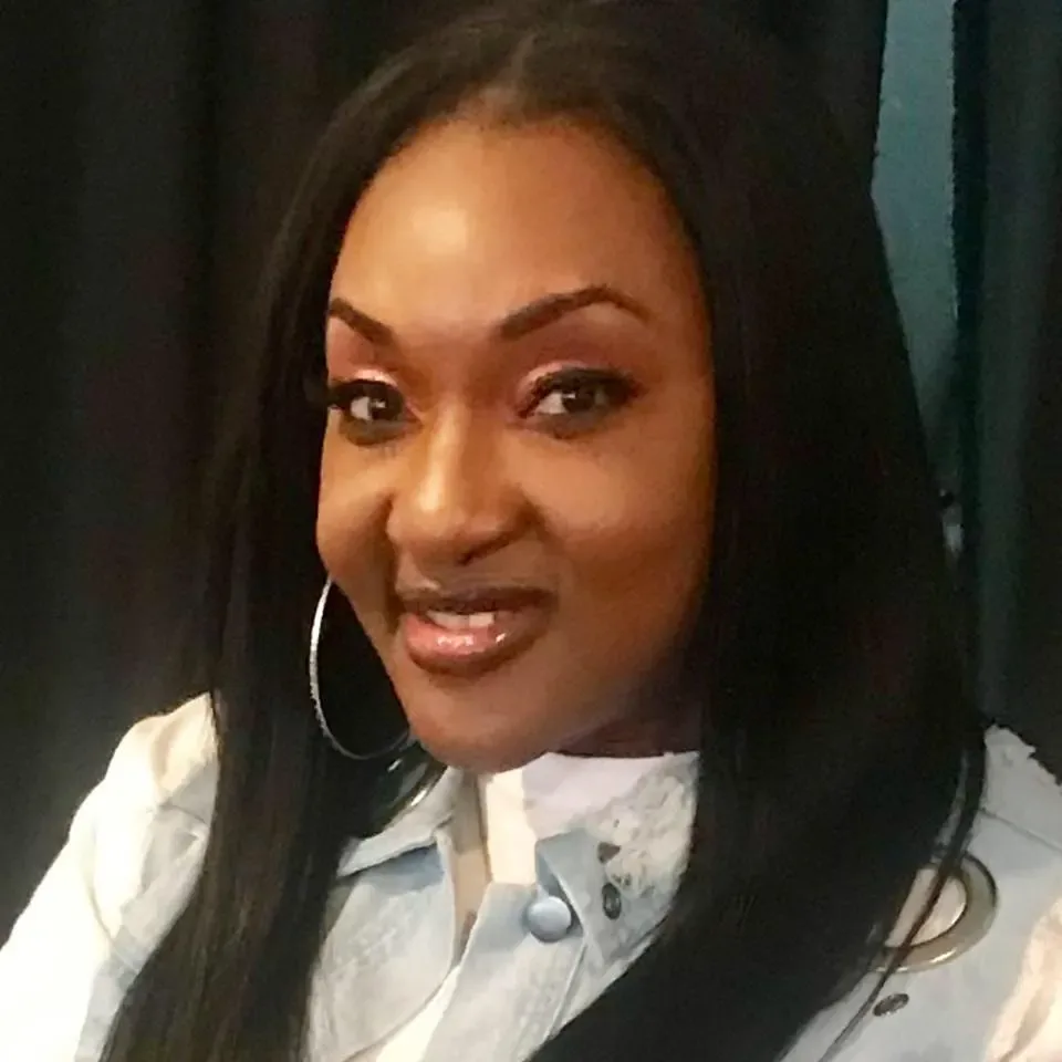 Shiny Smile Veneers